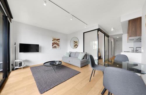 West Melbourne Apartment | City Views in a Railway Escape