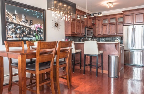 Queens Square Condo | CITY WATER FRONT CONDO & PURE SPA!