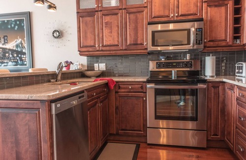 Queens Square Condo | CITY WATER FRONT CONDO & PURE SPA!