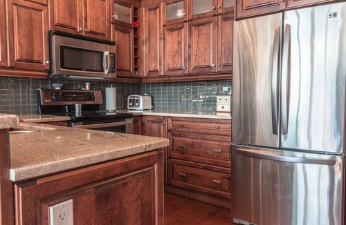 Queens Square Condo | CITY WATER FRONT CONDO & PURE SPA!