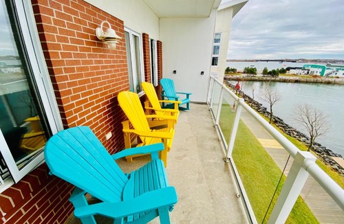 Queens Square Apartment | CITY WATER FRONT CONDO, SPA & MARINA!