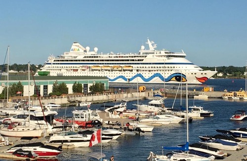 Queens Square Apartment | CITY WATER FRONT CONDO, SPA & MARINA!