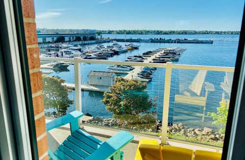 Queens Square Apartment | CITY WATER FRONT CONDO, SPA & MARINA!