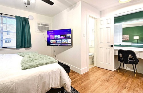 Bryan Place Apartment | CityPlace bnb- King Apt Prime Location w Dog Park