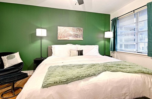 Bryan Place Apartment | CityPlace bnb- King Apt Prime Location w Dog Park