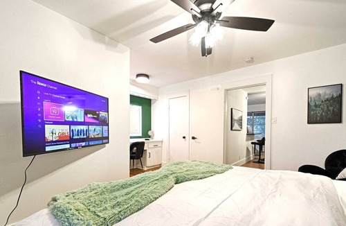 Bryan Place Apartment | CityPlace bnb- King Apt Prime Location w Dog Park