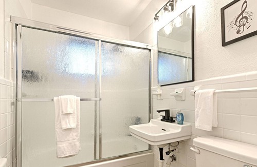 Bryan Place Apartment | CityPlace bnb- King Apt Prime Location w Dog Park