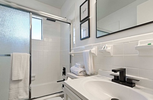 Bryan Place Apartment | CityPlace bnb- King Apt Prime Location w Dog Park
