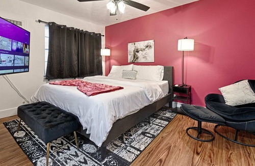 Bryan Place Apartment | CityPlace bnb- King Apt Prime Location w Dog Park