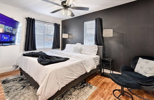 Bryan Place Apartment | CityPlace bnb- King Apt Prime Location w Dog Park