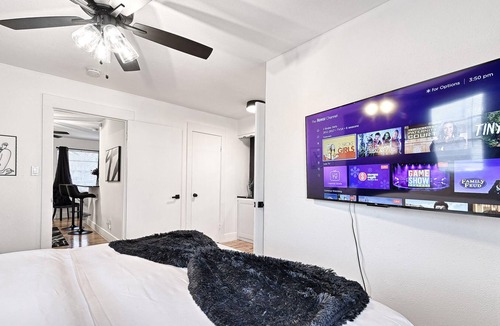 Bryan Place Apartment | CityPlace bnb- King Apt Prime Location w Dog Park