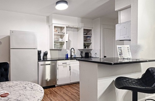 Bryan Place Apartment | CityPlace bnb- King Apt Prime Location w Dog Park