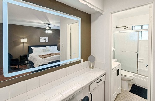 Bryan Place Apartment | CityPlace bnb- King Apt Prime Location w Dog Park