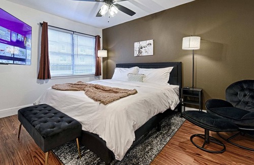 Bryan Place Apartment | CityPlace bnb- King Apt Prime Location w Dog Park