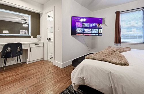 Bryan Place Apartment | CityPlace bnb- King Apt Prime Location w Dog Park