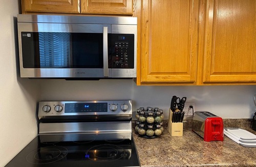 Mount Pleasant House | Cityscape! Pro Cleaned, Self Check In, Sleeps 10
