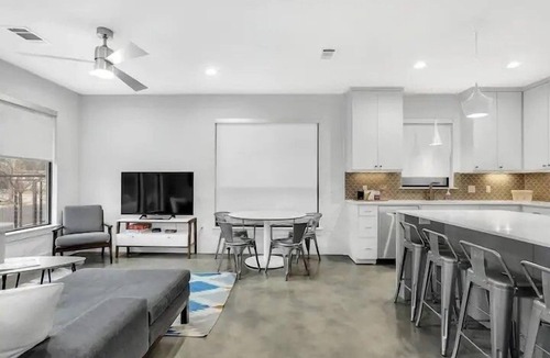 Swede Hill House | Cityscape Retreat | Sleeps 14 | City Views + Grill