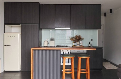 Docklands Apartment | Cityscape Trendsetter Contemporary Chic with Pool