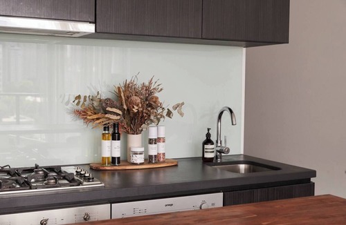 Docklands Apartment | Cityscape Trendsetter Contemporary Chic with Pool