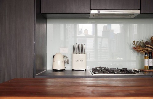 Docklands Apartment | Cityscape Trendsetter Contemporary Chic with Pool