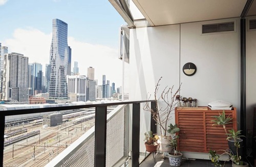 Docklands Apartment | Cityscape Trendsetter Contemporary Chic with Pool