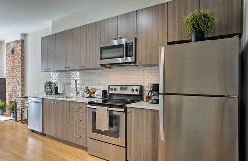 Downtown Chattanooga Apartment | Cityscape1-City hoppers -King Bed