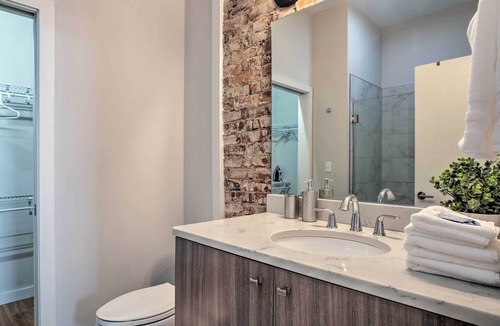 Downtown Chattanooga Apartment | Cityscape1-City hoppers -King Bed