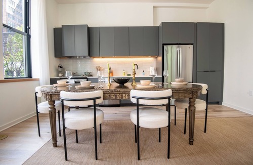 Central City Apartment | Cityscapes Loft– Groups/WiFi/2 Bed & 2 Bath