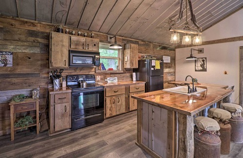 Flippin Cabin | 'CJ's Crooked Hideaway' - Secluded Retreat!