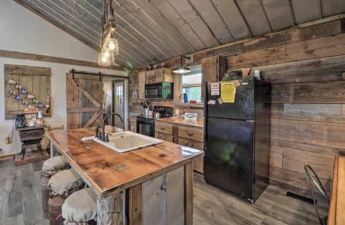 Flippin Cabin | 'CJ's Crooked Hideaway' - Secluded Retreat!