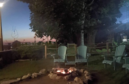 Leamington House | CJs Lakehouse is 1km to Point Pelee. Huge yard, firepit, pets welcome!