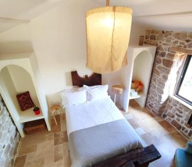 Joyeuse Apartment | Clède lovée dans la forêt, sauna & bain nordique