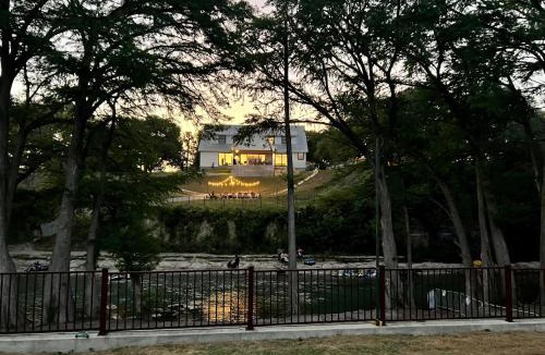 Canyon Lake House | CL 270 The White House on the Horseshoe