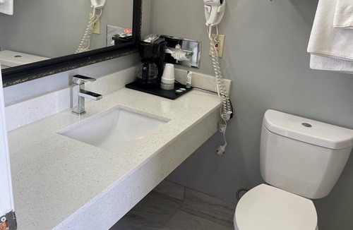 Warren Hotel | Clairmont Inn & Suites Warren