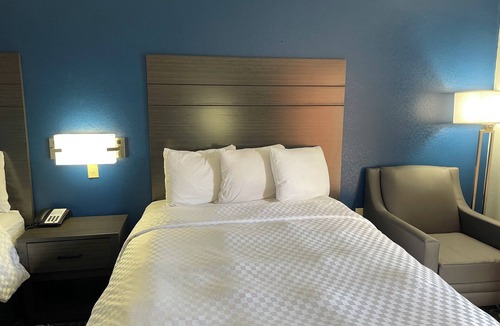 Warren Hotel | Clairmont Inn & Suites Warren