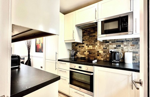 Clapham Apartment | Clapham 3-Bed Flat, Sleeps 6 with Free Parking