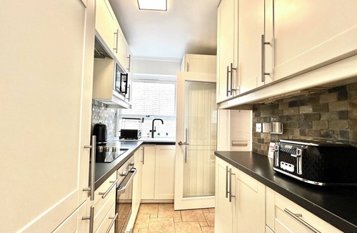 Clapham Apartment | Clapham 3-Bed Flat, Sleeps 6 with Free Parking
