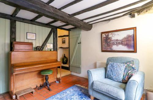 Harrold House | Clare's Cottage