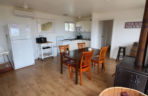 Emu Flat Cottage | Clare View COTTAGE (pet friendly) Sleep 4