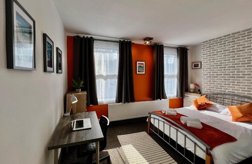 Higham Hill House | Clarence House 3 Bedrooms 8min to Station E17 North East London