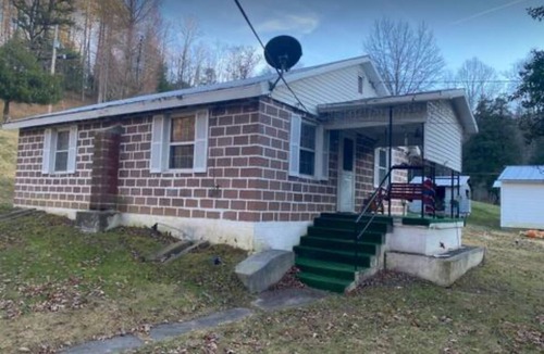 Summerlee Cottage | Clarence's Country Cottage in the heart of the Appalachian hills.