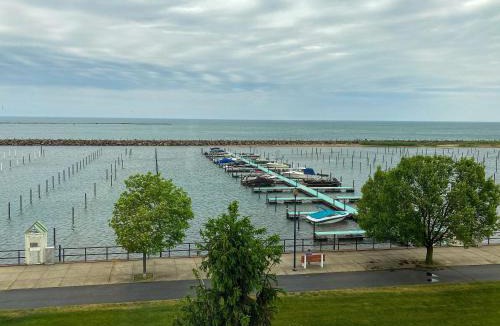Dunkirk Hotel | Clarion Hotel Conference Center on Lake Erie