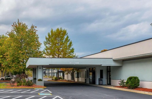 Rostraver Hotel | Clarion Inn Belle Vernon