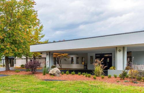Rostraver Hotel | Clarion Inn Belle Vernon