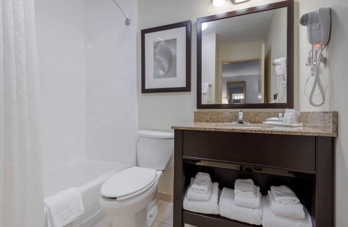 Elmira Hotel | Clarion Inn Elmira-Horseheads