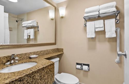 North Haven Hotel | Clarion Inn North Haven - New Haven North