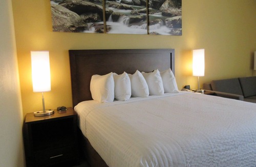 Cherokee Hotel | Clarion Pointe Cherokee