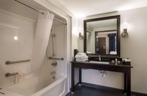 Downtown Syracuse Hotel | Clarion Pointe Downtown