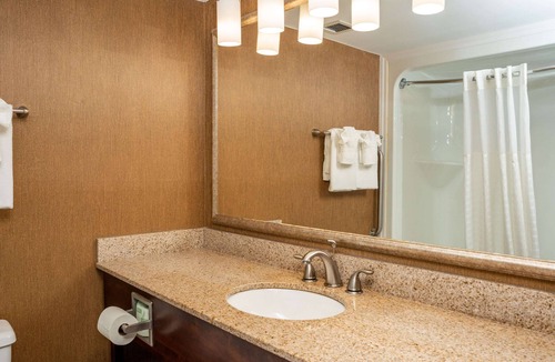 Harrisonburg Hotel | Clarion Pointe Harrisonburg