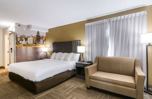 Jamestown Hotel | Clarion Pointe Jamestown - Falconer